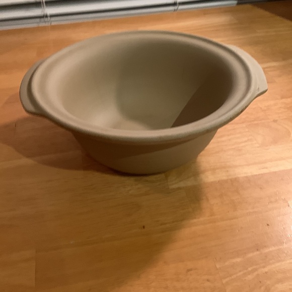 The Pampered Chef. Stoneware bowl. Small. 9 inches diameter. Excellent shape. - Picture 4 of 7